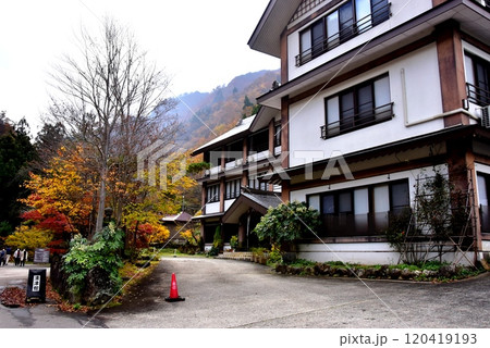 新潟県 清津峡湯元温泉の清津館と紅葉 新潟県 清津峡湯元温泉の清津館と紅葉 120419193