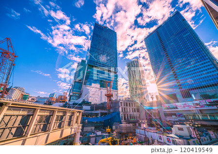 日本の東京都市景観 朝日が差し込む渋谷の街やビル群などを望む。さよなら渋谷駅西口…希望の光＝9日 120419549