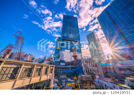 日本の東京都市景観 朝日が差し込む渋谷の街やビル群などを望む。さよなら渋谷駅西口…希望の光＝9日 120419551