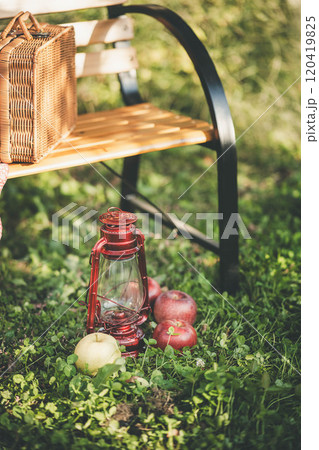 ベンチとランタンと林檎 120419825