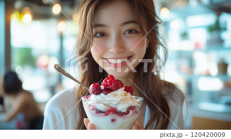 カフェでパフェを楽しんでいる女性 120420009