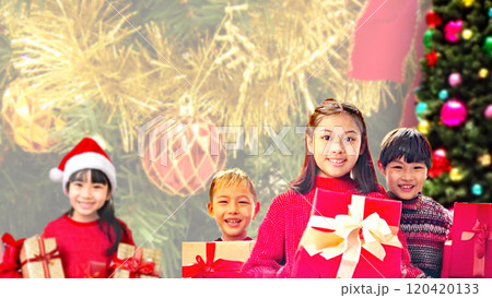 クリスマスツリーの前でプレゼントを貰う子供たち 120420133