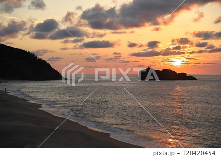 夏の鳥取県　白兎海岸から淤岐ノ島に沈む夕日を望む 120420454