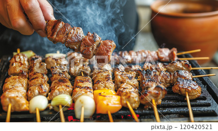 焼き鳥を焼く職人の手元 120420521