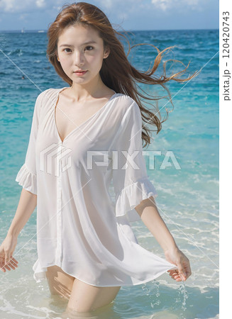 ビーチにいる女性 120420743