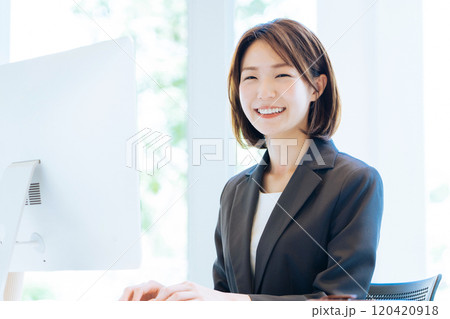 明るいオフィスで働く女性 明るいオフィスで働く女性 120420918