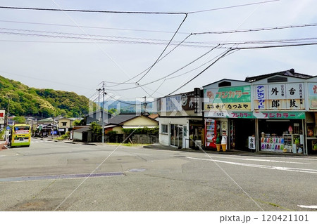 香山公園の瑠璃光寺の門前の交差点に土産物店が並ぶ風景 山口県山口市 香山公園の瑠璃光寺の門前の交差点に土産物店が並ぶ風景 山口県山口市 120421101