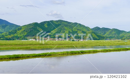 国道9号線から見える田んぼの水面に山並みが映り込む風景 山口県山口市阿東徳佐上 国道9号線から見える田んぼの水面に山並みが映り込む風景 山口県山口市阿東徳佐上 120421102