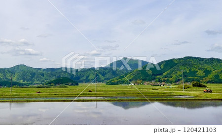 国道9号線から見える田んぼの水面に山並みが映り込む風景　山口県山口市阿東徳佐上 120421103