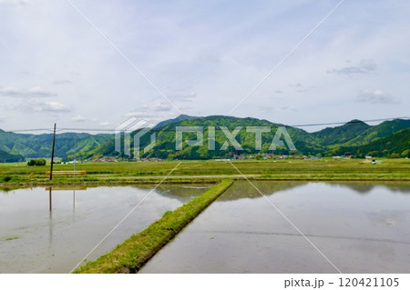 国道9号線から見える田んぼの水面に山並みが映り込む風景 山口県山口市阿東徳佐上 国道9号線から見える田んぼの水面に山並みが映り込む風景 山口県山口市阿東徳佐上 120421105