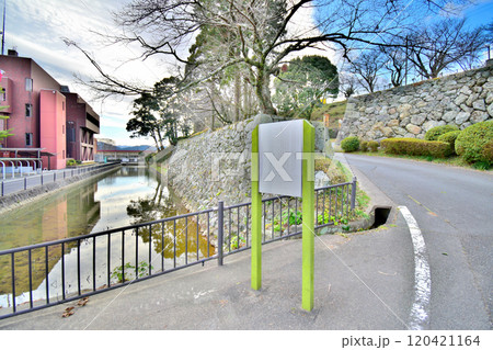 県指定史跡「伊勢田丸城」の石垣と曲輪の風景 120421164