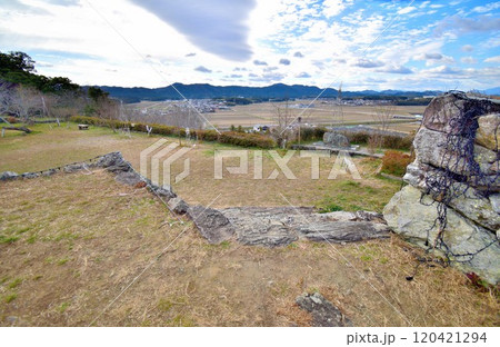 県指定史跡「伊勢田丸城」の石垣と曲輪の風景 県指定史跡「伊勢田丸城」の石垣と曲輪の風景 120421294