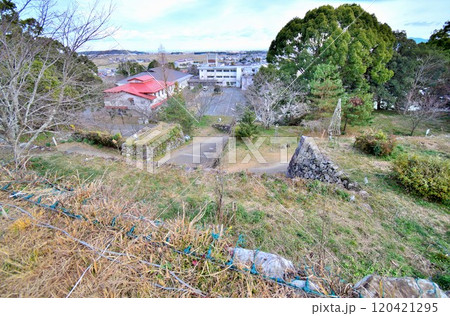 県指定史跡「伊勢田丸城」の石垣と曲輪の風景 県指定史跡「伊勢田丸城」の石垣と曲輪の風景 120421295