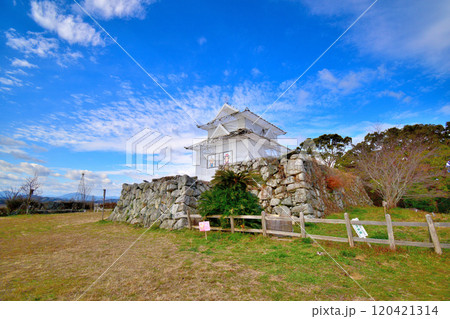 県指定史跡「伊勢田丸城」の石垣と曲輪の風景 県指定史跡「伊勢田丸城」の石垣と曲輪の風景 120421314