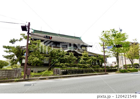 旧武徳殿（山口県警察体育館）の威厳ある建物が見える風景　山口県山口市 120421549