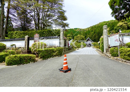 日本の歴史公園100選・香山公園の正面出入口の風景 山口県山口市 日本の歴史公園100選・香山公園の正面出入口の風景 山口県山口市 120421554