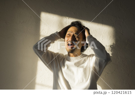 落ち込む男性 落ち込む男性 120421615