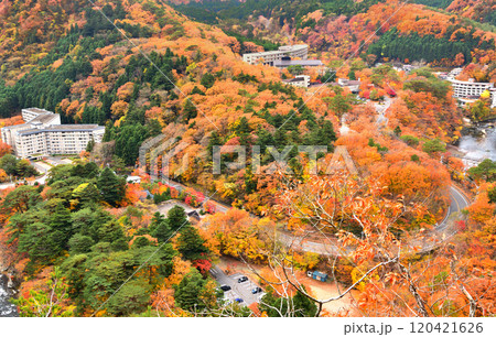 栃木県那須塩原市　秋の紅葉に染まる塩原温泉の風景 120421626