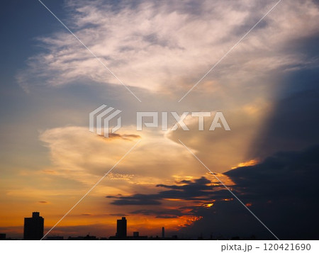 夕日に染まる雲 夕日に染まる雲 120421690