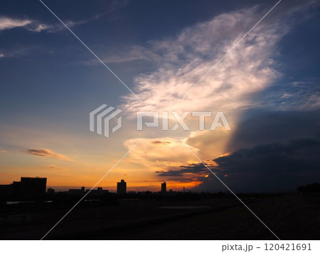 夕日に染まる雲 夕日に染まる雲 120421691