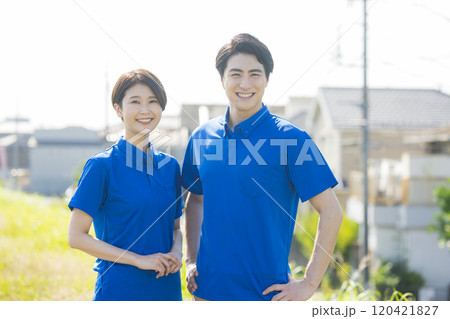 青いポロシャツを着た男女 青いポロシャツを着た男女 120421827