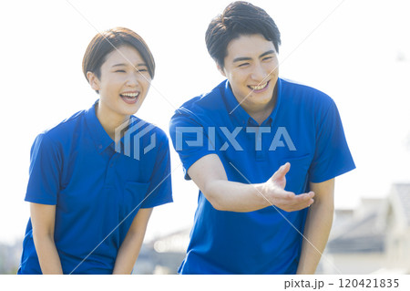 青いポロシャツを着た男女 青いポロシャツを着た男女 120421835