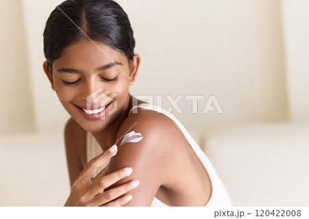 Skincare Routine Highlighting Moisturizing Cream For Glowing, Beautiful Skin 120422008
