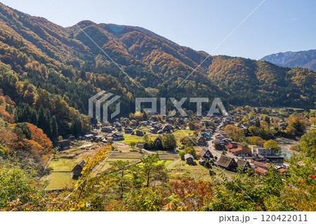 《岐阜県》秋の白川郷・紅葉の合掌造り集落 《岐阜県》秋の白川郷・紅葉の合掌造り集落 120422011