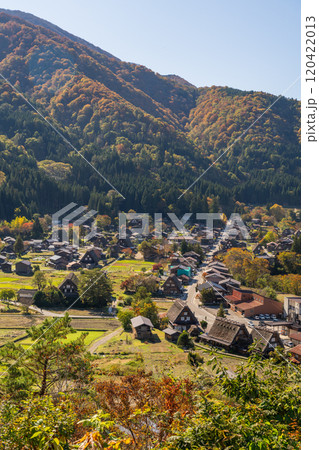 《岐阜県》秋の白川郷・紅葉の合掌造り集落 120422013