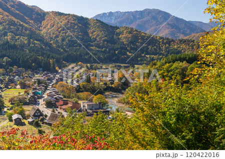 《岐阜県》秋の白川郷・紅葉の合掌造り集落 120422016