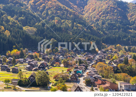 《岐阜県》秋の白川郷・紅葉の合掌造り集落 120422021