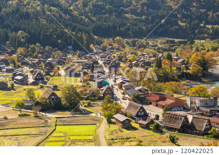《岐阜県》秋の白川郷・紅葉の合掌造り集落 120422025