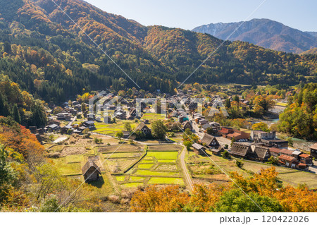 《岐阜県》秋の白川郷・紅葉の合掌造り集落 120422026