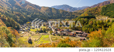 《岐阜県》秋の白川郷・紅葉の合掌造り集落 120422028
