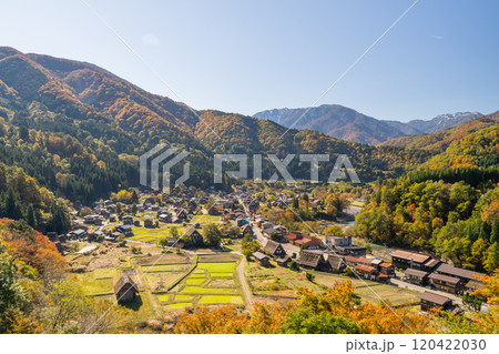 《岐阜県》秋の白川郷・紅葉の合掌造り集落 120422030