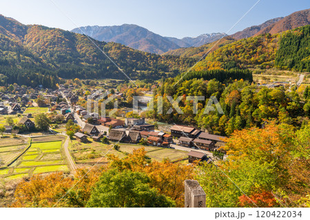 《岐阜県》秋の白川郷・紅葉の合掌造り集落 《岐阜県》秋の白川郷・紅葉の合掌造り集落 120422034