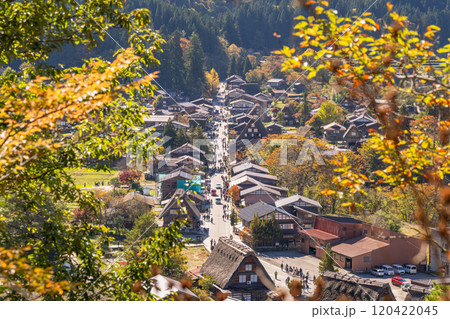 《岐阜県》秋の白川郷・紅葉の合掌造り集落 《岐阜県》秋の白川郷・紅葉の合掌造り集落 120422045
