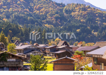 《岐阜県》秋の白川郷・紅葉の合掌造り集落 120422122