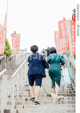 <犬山市>成田山大聖寺 本堂へ続く階段を登る <犬山市>成田山大聖寺 本堂へ続く階段を登る 120422461