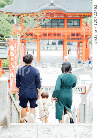 ＜犬山市＞成田山大聖寺　階段から見下ろした明王門と犬山の町の景色 120422462