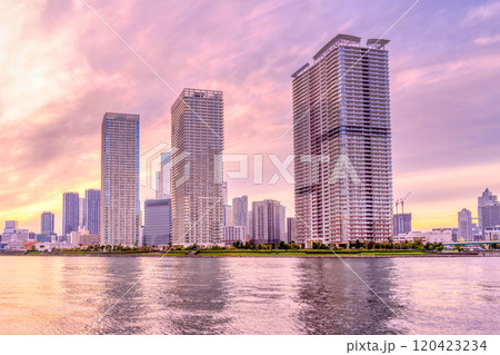 東京晴海・タワーマンション群　夕景 120423234