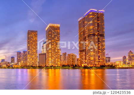 東京晴海・タワーマンション群 夜景 東京晴海・タワーマンション群 夜景 120423536