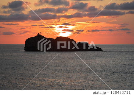 夏の鳥取県 白兎海岸から淤岐ノ島に沈む夕日を望む 夏の鳥取県 白兎海岸から淤岐ノ島に沈む夕日を望む 120423711