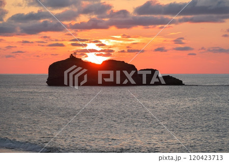 夏の鳥取県 白兎海岸から淤岐ノ島に沈む夕日を望む 夏の鳥取県 白兎海岸から淤岐ノ島に沈む夕日を望む 120423713