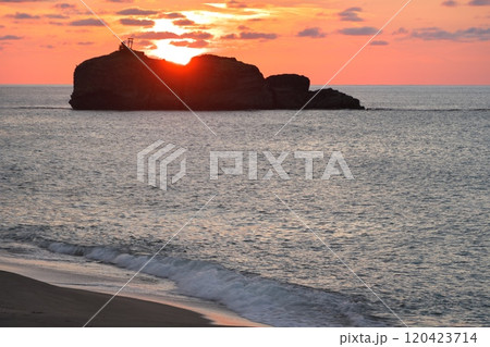 夏の鳥取県　白兎海岸から淤岐ノ島に沈む夕日を望む 120423714