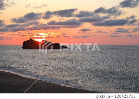 夏の鳥取県 白兎海岸から淤岐ノ島に沈む夕日を望む 夏の鳥取県 白兎海岸から淤岐ノ島に沈む夕日を望む 120423715