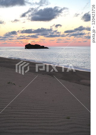 夏の鳥取県 白兎海岸から淤岐ノ島に沈む夕日を望む 夏の鳥取県 白兎海岸から淤岐ノ島に沈む夕日を望む 120423716