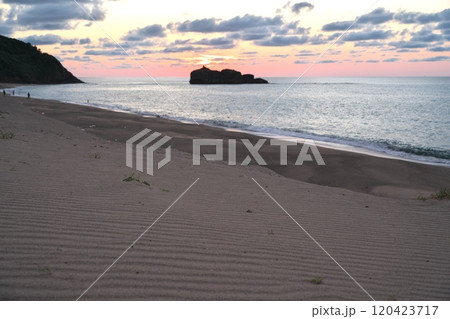夏の鳥取県　白兎海岸から淤岐ノ島に沈む夕日を望む 120423717