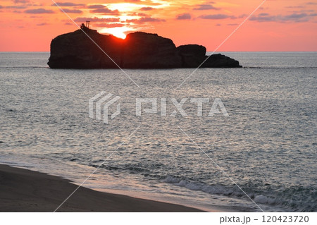 夏の鳥取県　白兎海岸から淤岐ノ島に沈む夕日を望む 120423720