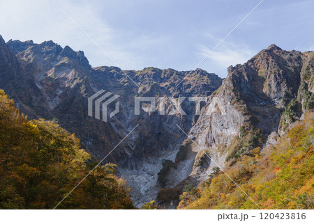 群馬県 紅葉を前景にした険しい谷川岳【一ノ倉沢・上信越高原国立公園】みなかみ町 群馬県 紅葉を前景にした険しい谷川岳【一ノ倉沢・上信越高原国立公園】みなかみ町 120423816